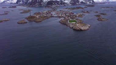 Kışın Henningsvaer Köyü ve Dağları. Lofoten, Norveç. Hava Görünümü