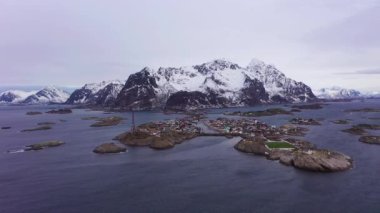 Kışın Henningsvaer Köyü ve Dağları. Lofoten, Norveç. Hava Görünümü