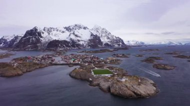 Kışın Henningsvaer Köyü ve Dağları. Lofoten, Norveç. Hava Görünümü