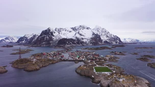 冬にヘニングヴァール村と山。ノルウェーのロフテン。空中展望 — ストック動画