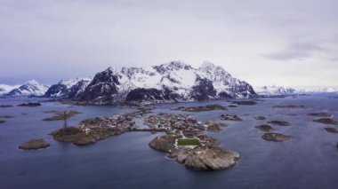 Kışın Henningsvaer Köyü ve Dağları. Lofoten, Norveç. Hava Görünümü