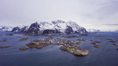 Kışın Henningsvaer Köyü ve Dağları. Lofoten, Norveç. Hava Görünümü