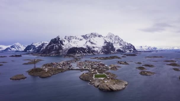 Henningsvaer Dorf und Berge im Winter. Lofoten, Norwegen. Luftaufnahme — Stockvideo