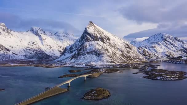 Fredvang Bridge и Volandstind Mountain зимой. Лофотен, Норвегия. Вид с воздуха — стоковое видео