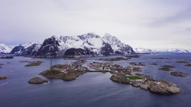 Henningsvaer Village and Mountains in Winter. Lofoten, Noruega. Vista aérea — Vídeo de stock