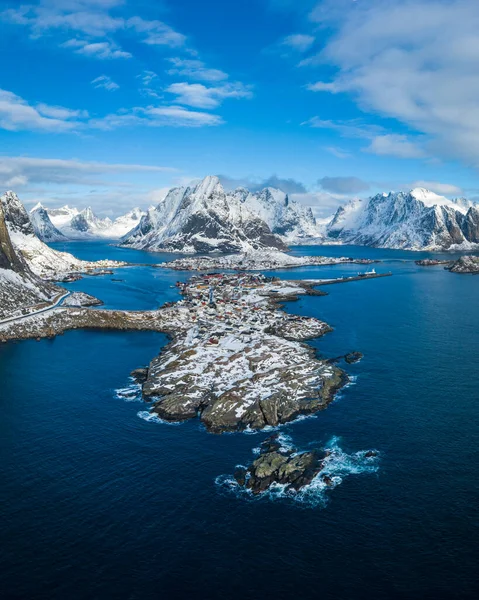 Kışın Reine Köyü ve Dağları. Olstinden Tepesi. Moskenes, Lofoten Adaları. Norveç 'in manzarası. Hava Görünümü