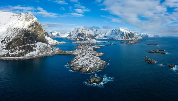 Kışın Reine Köyü ve Dağları. Olstinden Tepesi. Moskenes, Lofoten Adaları. Norveç 'in manzarası. Hava Görünümü