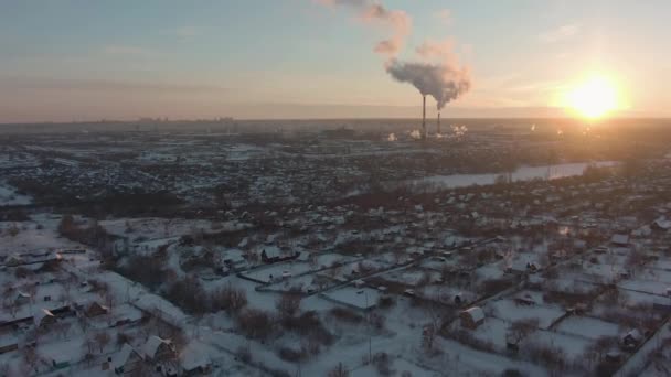 Suburban Cottage Village en Rusia al atardecer en invierno. Vista aérea — Vídeos de Stock