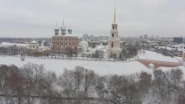 Rjasan Kreml und Stadtbild im Winter. Russland. Luftaufnahme — Stockvideo