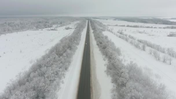 Coches en carretera en invierno. Vista aérea — Vídeos de Stock