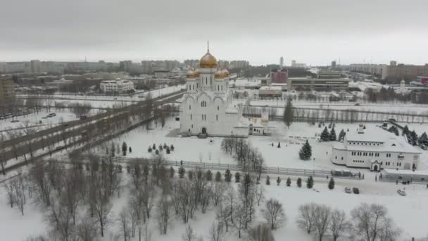 ТОЛЯТТТИ, РОССИЯ - 5 ЯНВАРЯ 2019: Зимой в Тольятти. Россия. Вид с воздуха — стоковое видео