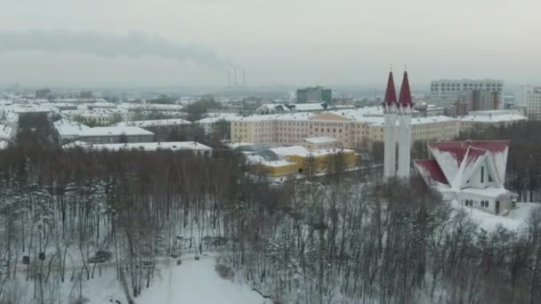 UFA, RUSIA - 6 de enero de 2019: Tulipán en la mezquita y ciudad de Bloom. Rusia. Vista aérea — Vídeo de stock