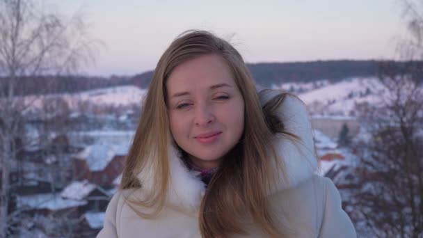 Mujer joven sonriendo en el paisaje de invierno — Vídeo de stock