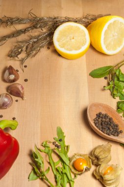 Tahtadaki baharatlar ve sebzeler