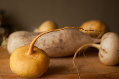 Tahtadaki farklı sebzeler.