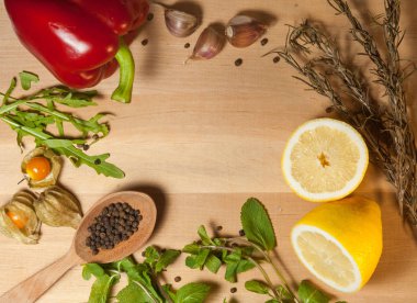 Tahtadaki baharatlar ve sebzeler