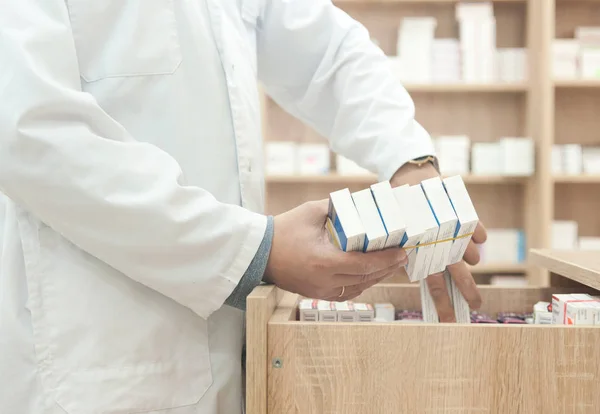 Фармацевт в аптеке — стоковое фото
