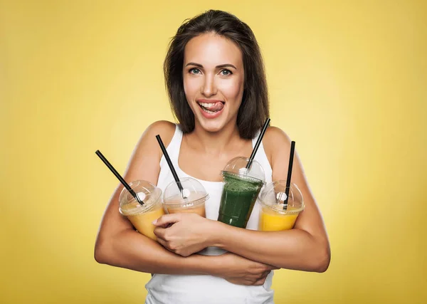 Feliz sorrindo mulher segurando smoothie — Fotografia de Stock