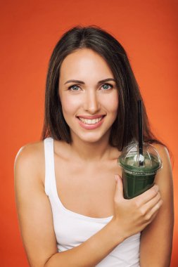 Mutlu gülümseyen kadın holding güler yüzlü 