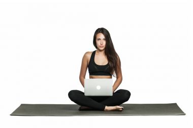 Onu laptop çalışan genç esmer kadın