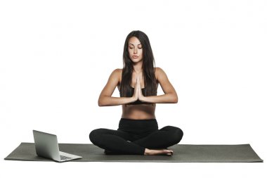 Sportif kıyafeti onu laptop bakarak genç kadın