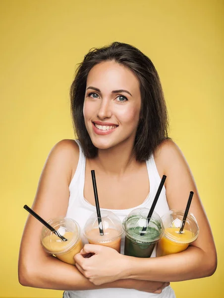 Happy smiling woman holding smoothie — Stock Photo, Image