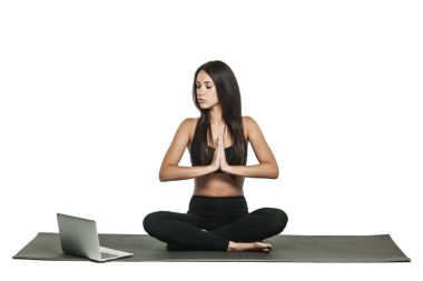 Sportif kıyafeti onu laptop bakarak genç kadın