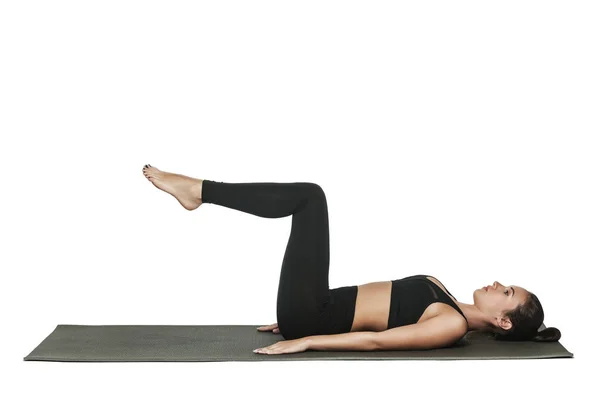 Mulher se exercitando no tapete de ioga. Isolado em branco . — Fotografia de Stock