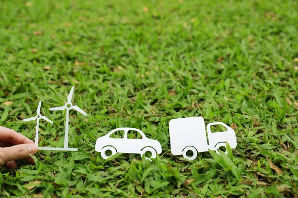 Auto Vrachtwagen Wind Generatoren Snijden Van Papier Groen Gras — Stockfoto