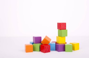 Beyaz arka plan üzerinde renkli ahşap tuğla yığını