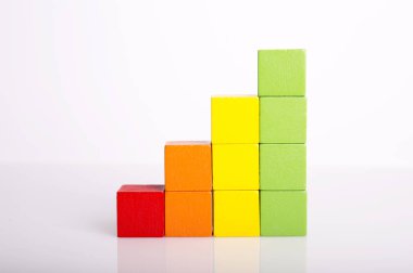 Beyaz arka plan üzerinde renkli oyuncak blokların merdiven