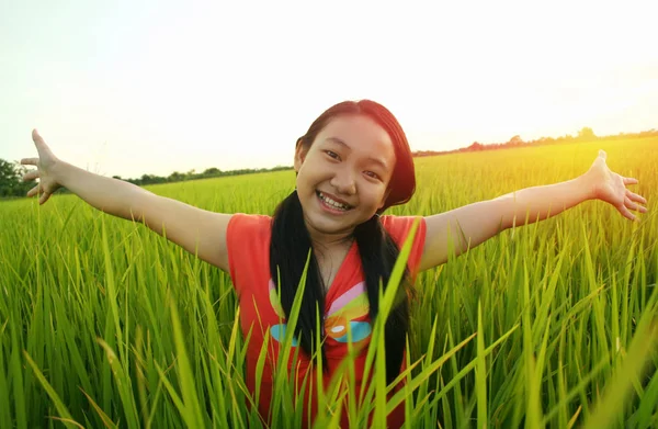 稻田里开着双臂的亚洲女孩 — 图库照片