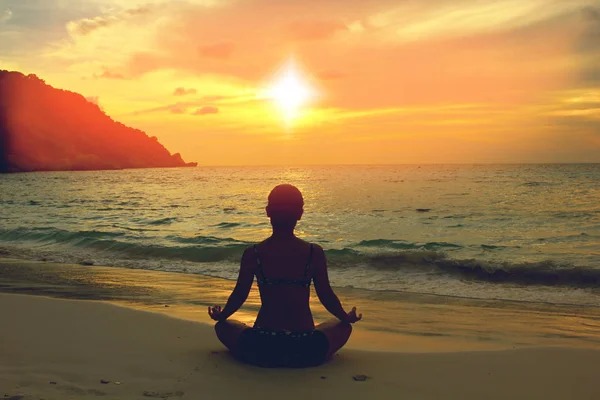 Silhouette Femme Pratiquant Yoga Sur Plage Mer Coucher Soleil — Photo