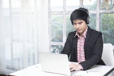 Müşteri hizmeti temsilcisi ile kulaklık modern ofis