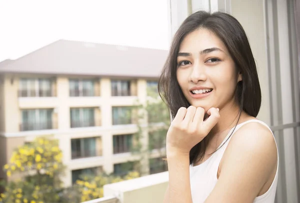 Portret Van Aziatische Vrouw Permanent Balkon Camera Kijken — Stockfoto