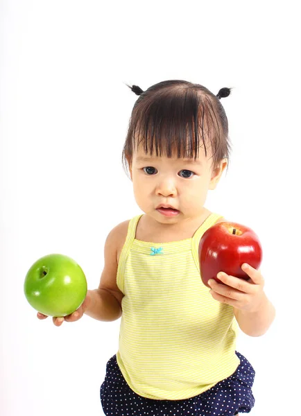 Menina bonito segurando maçã vermelha e verde — Fotografia de Stock