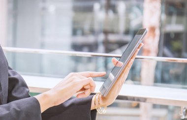 Holding ve ellerinde tablet kullanarak iş kadını