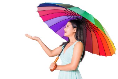 Beyaz arka plan üzerinde şemsiyesi altında esmer kadın portresi