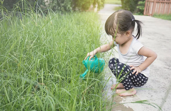 Pequeña Chica Asiática Regando Plantas Jardín — Foto de Stock