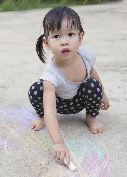 Pouco Asiático Menina Desenho Com Giz Asfalto Livre — Fotografia de Stock