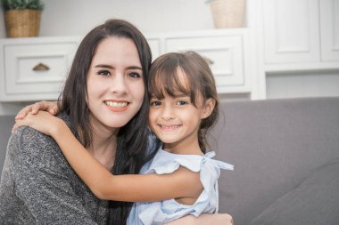 Mutlu birlikte, iki kız kardeş oturma odasında iyi vakit geçiriyor