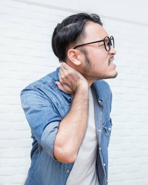 Asya genç adam onun boyun ve sırt, acı ve sağlık kavramı acı acı