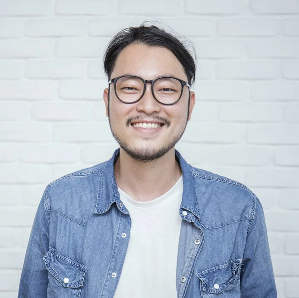 Atractivo hombre positivo - primer plano retrato asiático nerd hombre — Foto de Stock