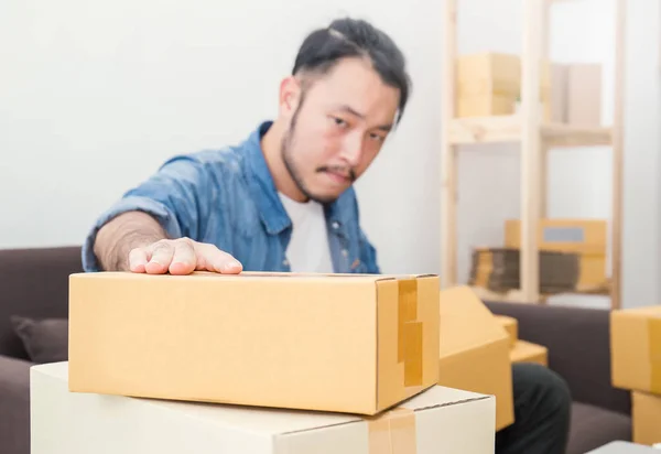 Na volné noze muž pracující s box doma koncept — Stock fotografie
