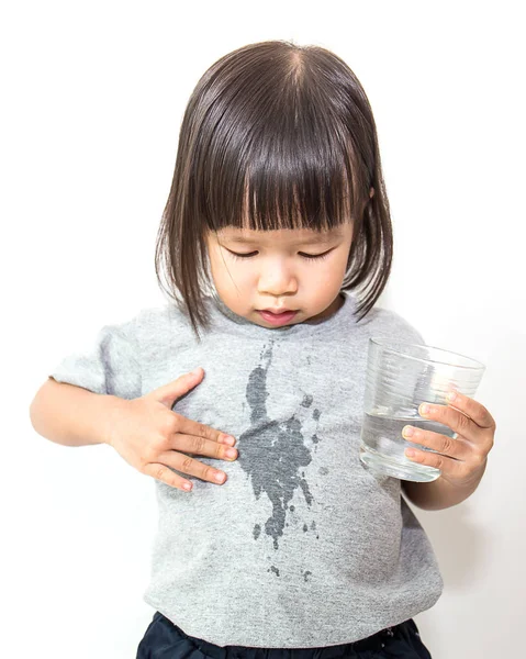 Portrait of young little girl drinking a glass of water — Stock Photo, Image