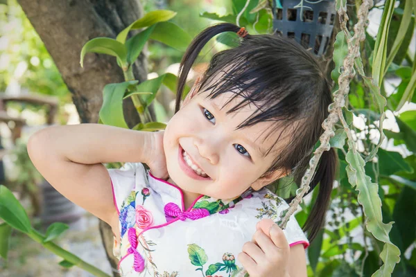Boldog kis aranyos ázsiai lány portréja — Stock Fotó