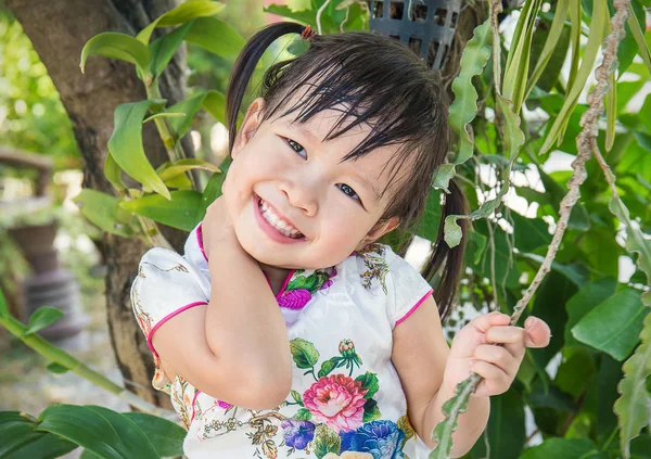 Retrato de feliz pouco bonito menina asiática — Fotografia de Stock