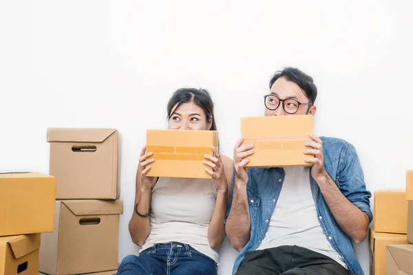 Unga par packa och flytta deras hus — Stockfoto
