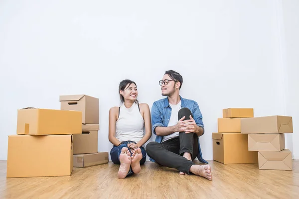 Jeune couple emballer et déplacer leur maison — Photo