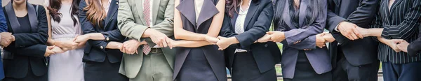 yaratıcı ekip birlikte ellerini koyarak